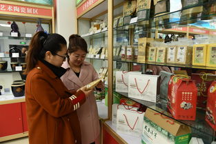 游客在我區(qū)電子商務(wù)中心選購(gòu)農(nóng)產(chǎn)品