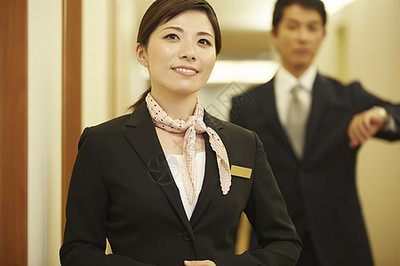 40多歲管理人員客戶服務在酒店接待處工作的男人和女人